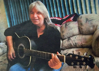 Lindy Timmerman, playing guitar