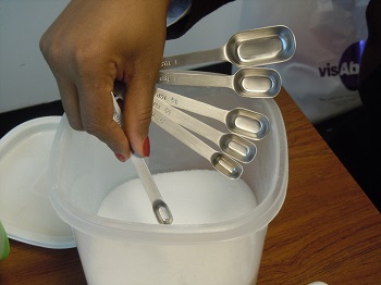 measuring spoons to measure sugar