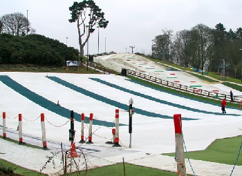 snowboard slope Evelyn Simak [CC BY-SA 2.0 (http://creativecommons.org/licenses/by-sa/2.0)], via Wikimedia Commons