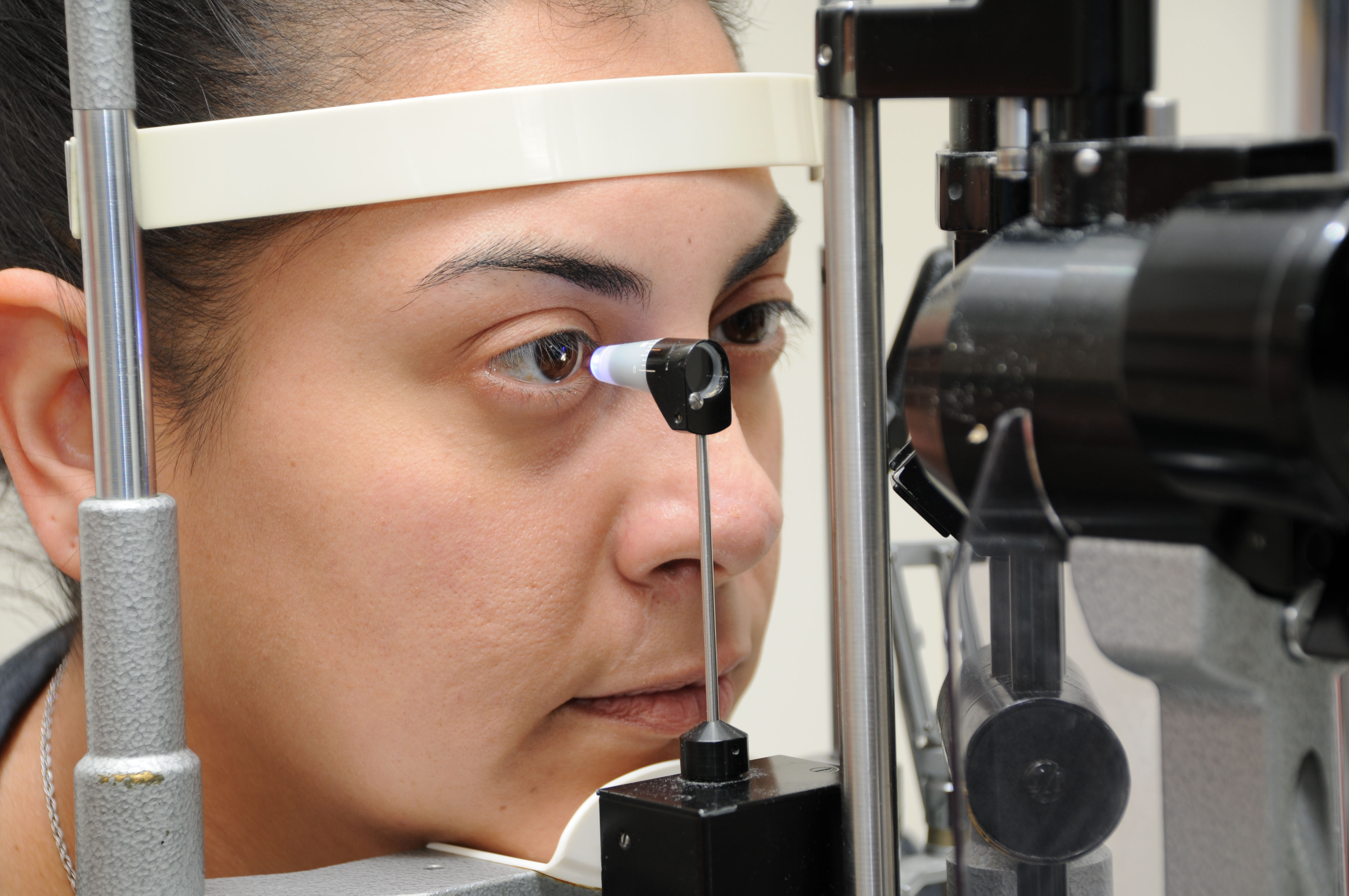 Testing IOP with a Goldmann tonometer. Source: Courtesy Karanjit Kooner MD and William Anderson, photographer, University of Texas Southwestern Medical Center, Dallas