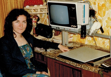 woman using older model video magnifier