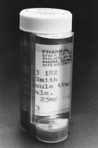 Prescription bottle fitted with a magnifying medifier