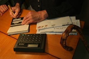 man using a check-writing guide to fill out check